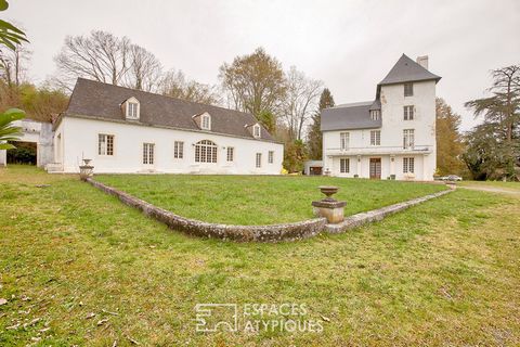 On the outskirts of Pau, on the slopes of Jurançon, this remarkable estate of 13ha consists of a castle and two large outbuildings with a total area of approximately 1400m2. The castle, built in the 16th and 17th centuries, is distinguished by its re...