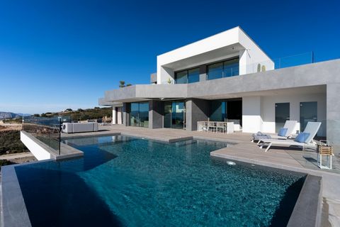 Modern luxury villa in Cumbre del Sol, Benitachell. This villa is located on a plot of 1,168 m2 with beautiful views of the Mediterranean Sea, facing southwest, so you will enjoy beautiful sunsets. The main house has 2 floors connected internally, pl...