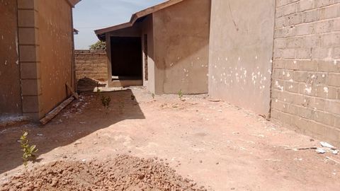 Good opportunity house under construction near the sea, Tujereng area. 3 bedrooms with their own bathroom, a guest bathroom, large living room and kitchen. Expected completion in December 2023. Land 20X20. 400 m2