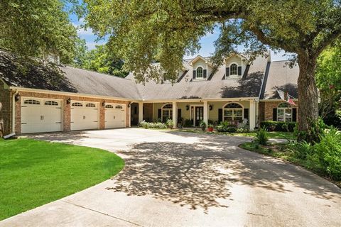 Welcome home to a picturesque one-story home nestled in the heart of Tomball. This charming abode exudes warmth, comfort, that will make you feel right at home the moment you step onto the property. The driveway, meanders gracefully up to the front o...