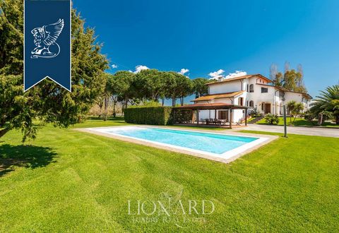 This luxury villa with a private park for sale is in an exclusive intimate position, in a residential area of Pietrasanta, just a few km from the beaches of the Versilia area. This charming estate includes two hectares of perfectly maintained private...