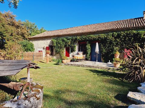 Located in a quiet country situation around 15 minutes from the centre of Bergerac and set in stunning private mature gardens. The land area for the property totals 1.68 hectares. The pretty stone house offers 220m2 of habitable space and comprises t...