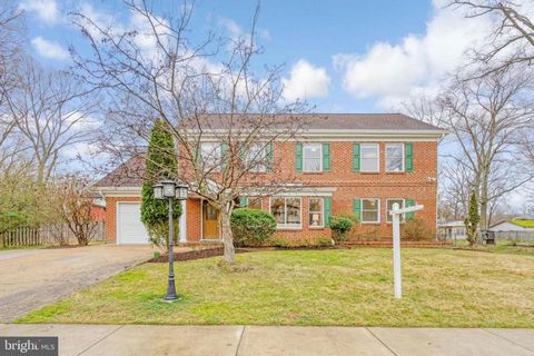 It is nearly impossible to find a nice home like this in Vienna for the price! Almost 2800 finished SF on 3 above ground levels! You won't believe how many options this versatile floorplan provides for the lucky new owners. The main level has an upda...