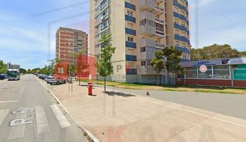 Appartement vendu entièrement rénové, avec cuisine neuve sur mesure et équipée d’une plaque de cuisson, d’un four et d’une hotte aspirante ; Nouveaux châssis de fenêtres avec double vitrage et volets roulants électriques ; faux plafonds en plaques de...