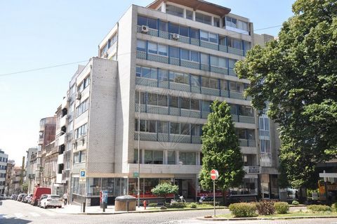 This is a unique opportunity for investors looking for a solid and profitable investment in the heart of the city of Porto. Located in an area of excellence, between the bustling streets of Santa Catarina and Gonçalo Cristóvão, this office stands out...