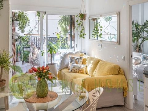 This charming 64m2 apartment offers a prime location in the centre of Sitges Recently completely renovated, this apartment is characterized by the light of all the rooms and a modern and functional design that offers comfort and style. It is distribu...