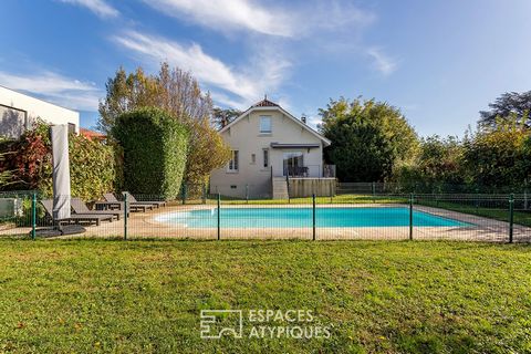 Located in the commune of Saint Didier au Mont d'Or, this family house from 1930 is set on a plot of 1071m2 with swimming pool. The entrance opens onto a beautiful living room of 47m2 with high ceilings and parquet flooring reminiscent of the charm o...