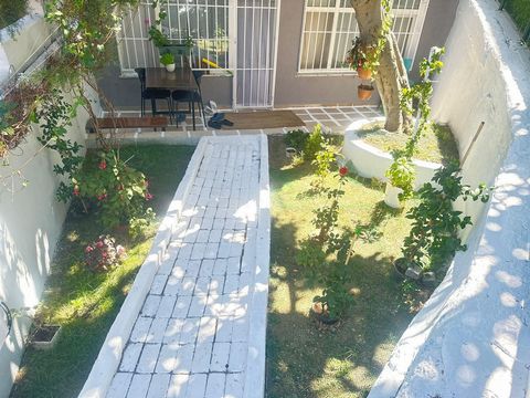 Apartamento independiente con jardín en venta en Beşiktaş Ortaköy Piso totalmente amueblado con jardín independiente de 30m2 rodeado de vegetación, a 5 minutos a pie de ULUS TRT y Ortaköy Fruit Garden, renovado en un barrio decente. El exterior del e...
