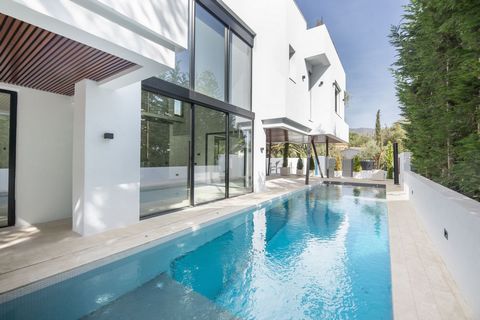 Marbella Golden Mile, Marbella Villa is one of the Casablanca Beach Villas, located in a well established beachside urbanisation with easy access to the beach and all amenities of Marbella Golden Mile. Casablanca Beach Villas combine designer archite...