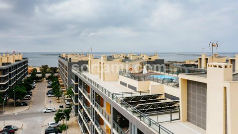 Fantastic three bedroom apartment overlooking Ria Formosa, in Olhão. The apartment consists of a spacious living room and a kitchen equipped with sliding doors, which allow for an open space environment. There are three bedrooms, one of which is en s...