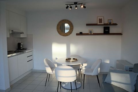 Apartamento de 1 dormitorio en el centro. Dispone de TV digital y WiFi. Situado en medio de las bulliciosas calles de la cautivadora ciudad costera de Nieuwpoort, este excepcional apartamento es el epítome de la comodidad moderna y la sofisticación u...