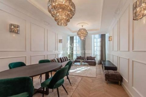 NICE OLD TOWN : Cours Saleya in Nice, in the immediate vicinity of the sea, in an emblematic building of the Old Town, the Palais Caïs de Pierlas, where the painter Henri Matisse lived, sumptuous 131sqm apartment completely renovated with very high q...