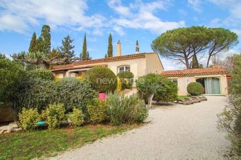 This Provencal villa has everything you could wish for - Situated 25 minutes from the beaches, in a quiet residential area close to the village, nestling in beautifully landscaped grounds with a heated swimming pool and jacuzzi... The villa is spacio...