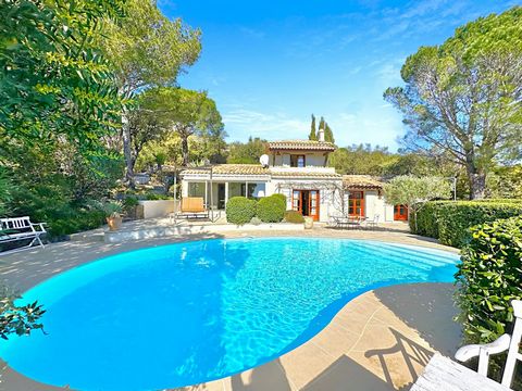 Sole agent: In a residential estate close to the village of Grimaud, villa completely renovated while retaining its Provencal charm Boasting an uninterrupted view over the hills, countryside and Grimaud castle. Accommodation, ground floor: entrance v...
