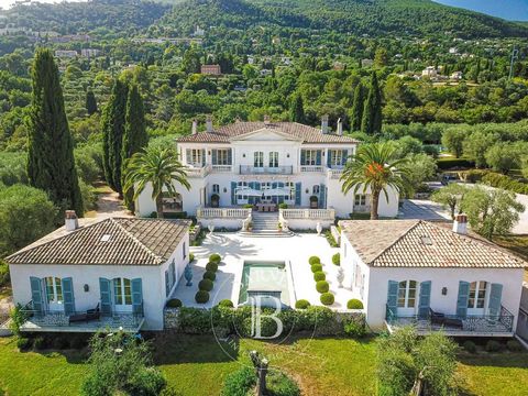 Unique domaine situé dans l'un des quartiers résidentiels les plus recherchés de Grasse, offrant une véritable oasis de calme. Le domaine comprend 4 bâtisses, une de Maître de style palladienne d’environ 500 m², 2 pavillons d’amis d’environ 70 m2 cha...