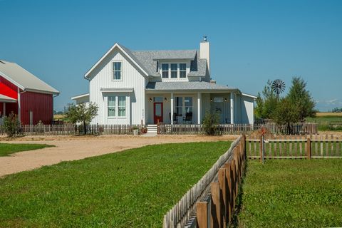 This 2 home ranch/farm is impossible for us to describe in this small space. With a 4700+sqft farmhouse show home and a 3000+sqft exquisite ranch style home, coupled with extensive, well planned horse infrastructure, an acre of small animal dedicatio...