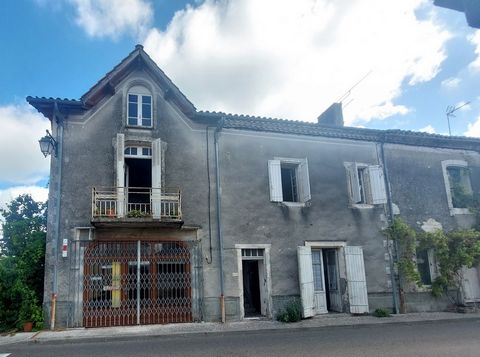 Lots of potential and amazing views for this village house of about 162m2 to restore with 3 bedrooms, an old commercial premises, stone fireplace and a plot of 1203m2. Located in a village with a few shops. About 12km from Montaigu de Quercy and Mont...