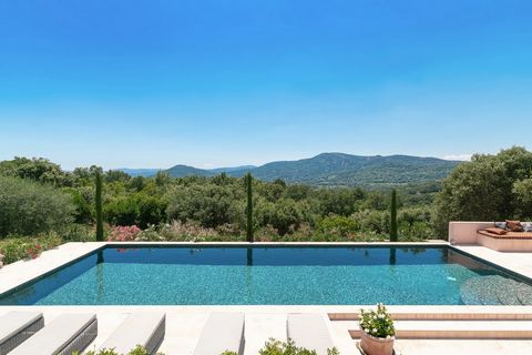 Come and discover this nice Provencal property of approximately 300 m2, which enjoys a superb panoramic view of the hills of the Massif des Maures. The impeccable villa is composed of : an entrance with fireplace, a spacious living room of 60 m2 open...