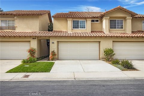 FABULOUS LOCATION WITH SPECTACULAR VIEWS! Beautifully upgraded 2BR 2.5 BA Tierra Linda townhome is located within walking distance of Tijeras Creek Golf Course. This rare on the market home features abundant natural light pouring through its expansiv...