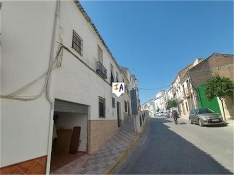 In der begehrten Stadt Luque in der Provinz Cordoba in Andalusien, Spanien, befindet sich dieses 160 m² große Stadthaus mit 4 Schlafzimmern, 2 Bädern, Garage, Patio und Terrasse. Das Anwesen befindet sich auf einer breiten, ebenen Straße mit Parkplät...