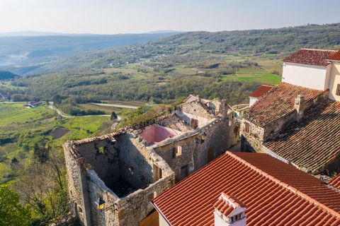 Location: Istarska županija, Pićan, Pićan. ISTRIA, PIĆAN - 3 houses in a row for adaptation with a garden, panoramic view, opportunity! Pićan is a beautiful Istrian town located in central Istria. A centuries-old city with a rich material and cultura...