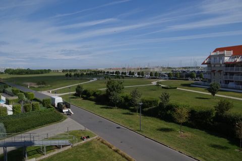 Apartamento de 2 habitaciones en una ubicación privilegiada cerca del canal del puerto Dispone de wifi y TV digital Lavadora Se admiten mascotas pequeñas Cerca del apartamento Situado en medio de las bulliciosas calles de la cautivadora ciudad coster...