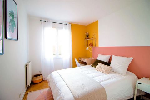We offer a charming room of 10 m² for rent in a beautiful apartment of 105 m² in Saint-Denis. Located on the first floor of a residence, the apartment enjoys proximity to public transport and other essential amenities: shops, restaurants, etc. The at...