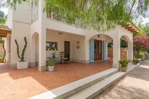 The exteriors of this beautiful country house are fully equipped to enjoy the summer time. The private swimming pool is chlorinated and measures 6.5 x 3.5 metres while the depth ranges from 1.20 to 2.10 metres. There are 6 sun loungers and an umbrell...
