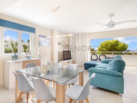 Here is a unique opportunity to own a spacious refurbished apartment on the beachfront in the resort of Santo Tomas, on the south coast of the island. This 110m2 apartment has been renovated with high quality materials. It offers a spacious entrance ...