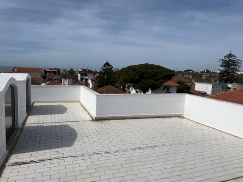 This originally 2 bedroom apartment has been transformed into a 1 bedroom apartment, but can be converted into the original again. It's a last floor of a small building with an exceptional and spacious terrace with sea view. Its is located in the cen...