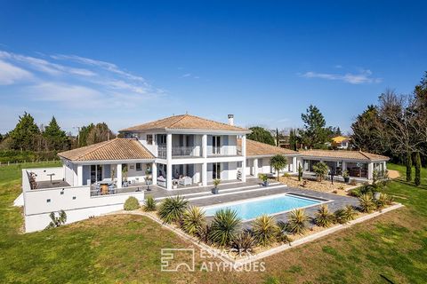 Are you dreaming of a luxurious villa in a corner of paradise? We invite you to go from dream to reality by providing you with this little jewel in its beautiful case. Only 1 hour from Bordeaux and 5 minutes from amenities, this neo-colonial building...