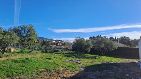 Ideally located at the foot of the Luberon, in the town of La Motte D'Aigues, 30 minutes from Aix en Provence, and at the same distance from the CEA Cadarache/ITER center, very beautiful plot of land of 617M2 representing lot 1 of a small subdivision...