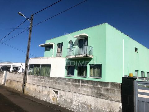 Undivided part corresponding to 50% of 3 bedroom villa in Lajes (Terceira Island), with balcony, garage and patio. It has 2 floors (ground floor and floor). Inserted in a rural area, where detached houses, agricultural land and pastures predominate. ...