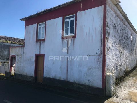 Detached house of typology T3, of 3 floors, in reasonable condition with 240 m2 of gross private area, located in Angra do Heroísmo. The property comprises: Basement for storage; Ground floor - kitchen, living room, three bedrooms, bathroom and laund...