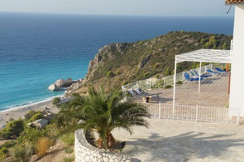 Es befindet sich auf der wunderschönen Insel Lefkada, umgeben vom kristallklaren Wasser des Ionischen Meeres, ideal für Ihren Urlaub mit Familie und Freunden. Weiße Kalksteinfelsen und Sandstrände bedecken die gesamte Westküste der Insel und von dort...