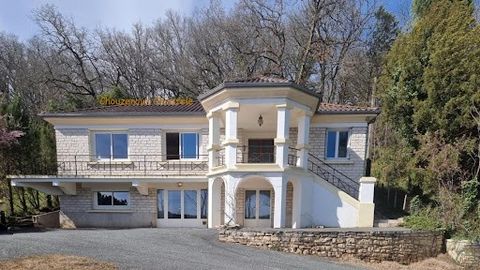 24290 Montignac: Modern and atypical villa on 1134m² Price: 250000 euros HAI agency fees for seller. In the heart of the Périgord Noir, in the Vézère valley, in Montignac-Lascaux, 20 minutes from Sarlat, 15 minutes from Terrasson, close to all the fa...