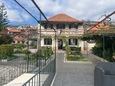 Located in Funchal. * EXCLUSIVE * EXCLUSIVE * EXCLUSIVE * EXCLUSIVE * EXCLUSIVE * Welcome to our enchanting Quinta, nestled in the heart of vibrant Funchal, offering unparalleled bay views! Boasting a prime location just steps away from the city cent...