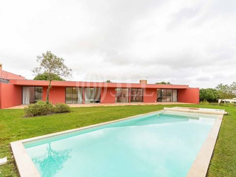 3-bedroom villa with 324 sqm of gross construction area, with garden and swimming pool, set in a plot of land with 877 sqm, in the Bom Sucesso Resort development in Óbidos. The architecture project conceived by the architects Madalena Cardoso Menezes...