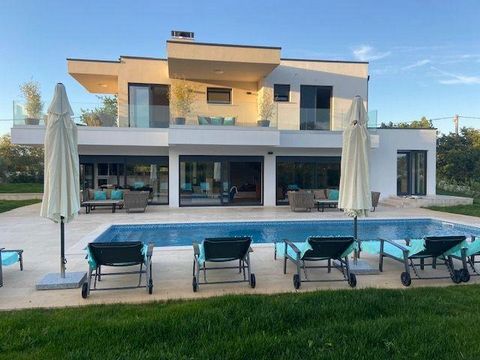 Villa to fall in love with... Luxury villa of irresistible modern grace, with swimming pool near Porec. Total area of the villa is 201 sq.m. Land plot is 1065 sq.m. The villa is divided into two parts. Ground floor consists of living room, dining roo...