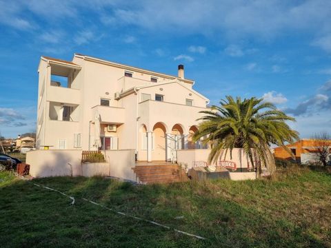 Appartement spacieux avec 6 appartements et une taverne à Liznjan près de Pula et de l'aéroport international de Pula ! La surface totale est de 500 m². Le bâtiment a été achevé en 1999 et une adaptation complète a été entreprise en 2020. La maison a...