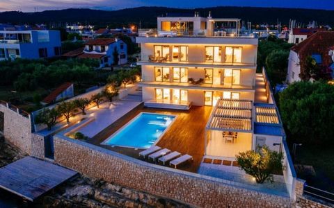 Luxusvilla in prestigeträchtiger Lage in der Nähe von Zadar, auf einem 2170 m² großen Grundstück, mit Swimmingpool, in der 1. Reihe zum Meer! Aufgrund ihrer Lage verfügt die Villa über einen isolierten Zugang zum Meer und Strand. Es wurde erst vor we...