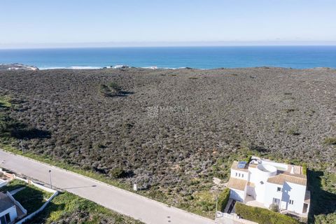 Located in Aljezur. A frontline urban building plot of 273,96 m2 with full Planning Permission on the Espartal Urbanisation with the possibility to build a two storey property of of 130 m2 on a footprint of 100 mtr2. A great opportunity to invest in ...