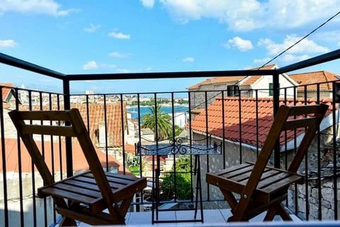 Completely renovated stone house in the historical part of Split, Veli Varoš central area, with sea view, only 150 meters from the sea. It is located in a very quiet environment, a 5-minute walk from Diocletian's Palace, the waterfront and the Marjan...