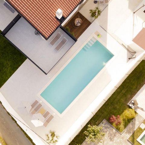 Villa moderne avec piscine dans la région de Rovinj, à 6 km de la mer ! La région de Rovinj est toujours un bon investissement ! Cette villa moderne avec piscine chauffée est à vendre dans un village calme non loin de la ville de Rovinj. Le bâtiment ...