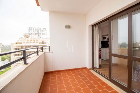 Located in Portimão. Magnificent flat for sale in the famous Praia do Vau, just a few minutes from the equally famous beaches of Praia da Rocha in Portimão. In this flat, you're sure to live dream days, enjoying all the contagious joy that life in th...