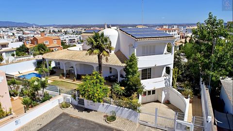 Spectacular villa located in one of the best urbanizations of Portimão, Vale França. It is a very quiet area, surrounded by villas and is situated in a dead end street, inserted in one of the largest plots of land in the area, with 620m2. On the grou...