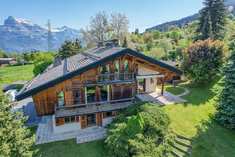 EXCLUSIVITY ! DEMI-QUARTIER, 8-BEDROOM SKI-IN/SKI-OUT, VERY BRIGHT CHALET REF 7381. Built around a magnificent central staircase, this 378 m² chalet set in 1,700 m² of land includes: a very large multi-exposure living room, with living room, dining r...