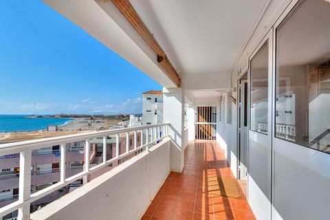 Una oportunidad para comprar un apartamento de 2 dormitorios a poca distancia de la playa en Torreguadiaro junto a Sotogrande. El apartamento está situado en el tercer piso y consta de cocina totalmente equipada, baño, 2 dormitorios y salón. El apart...
