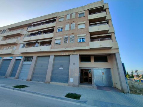 Discover this excellent opportunity to acquire a commercial property, to finish to your liking in the city of Figueres! The local has the possibility of access from the street (with several blinds) or from the neighboring portal, as it has its own do...