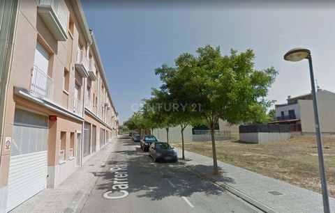 Parking spaces for sale located on Calle Republica de Llagostera (Girona). There are a total of 5 seats, from 11 m² the smallest to 14 m² the largest. Call us for more information!